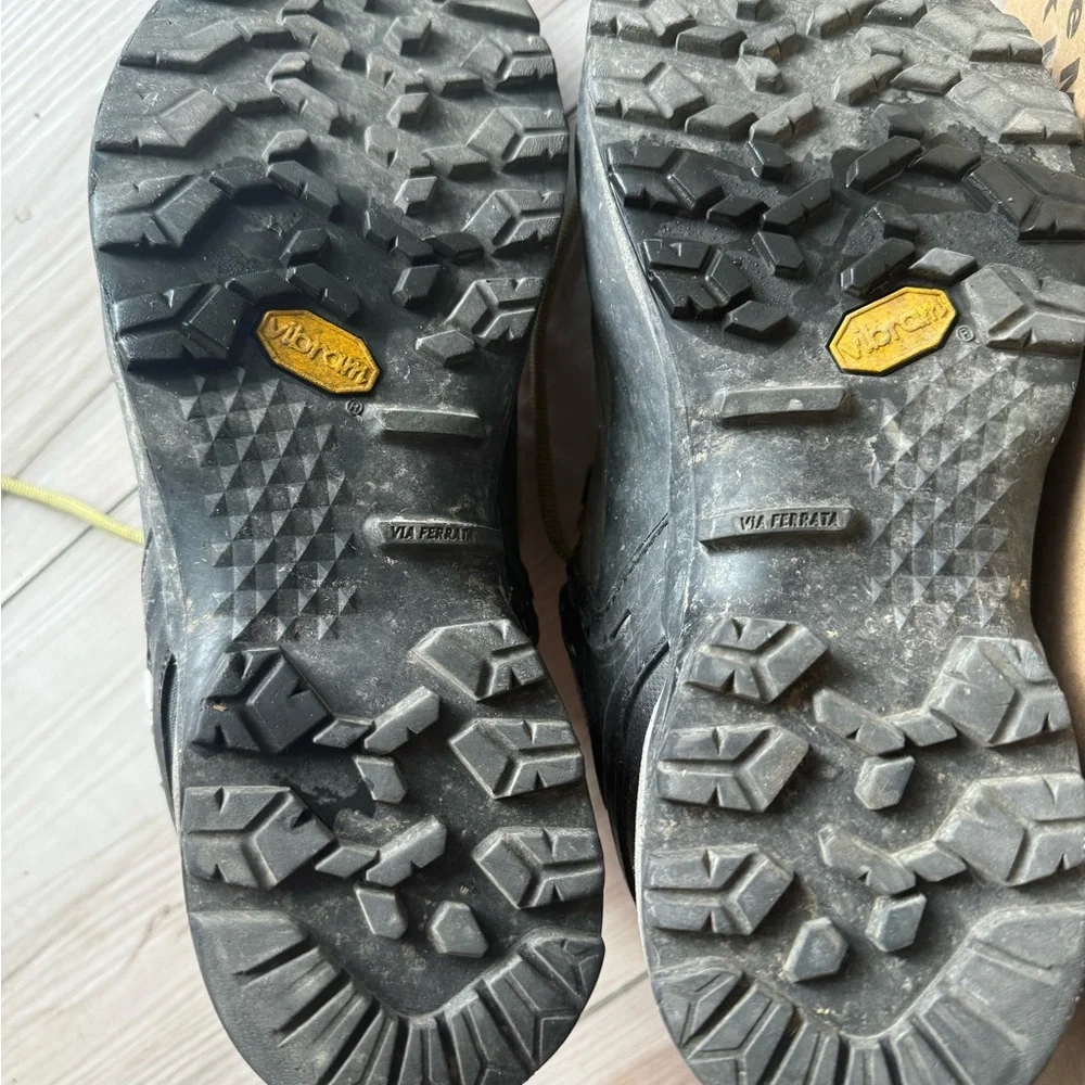 Men's size 9 Salewa Mountain Trainer Hiking Shoes - Picture 4 of 4
